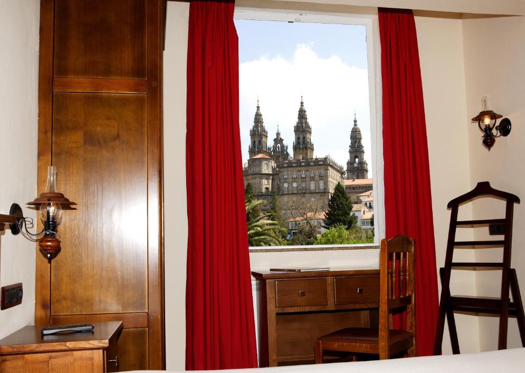 Hotel Pazos Alba is located 1148 feet from Santiago de Compostela Cathedral, in the city’s historic center.