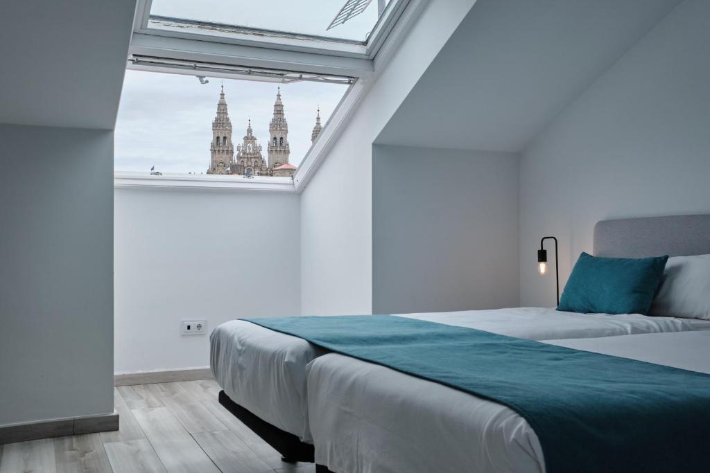 Just 300 metres from Santiago de Compostela Cathedral, Hotel Pombal Rooms is opposite Alameda Park and has 2 public car parks 300 metres away.