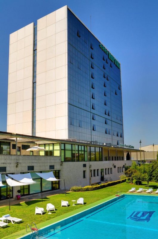 Situated in Santiago de Compostela, Oca Puerta del Camino Hotel features a seasonal outdoor swimming pool, gym and free WiFi.
