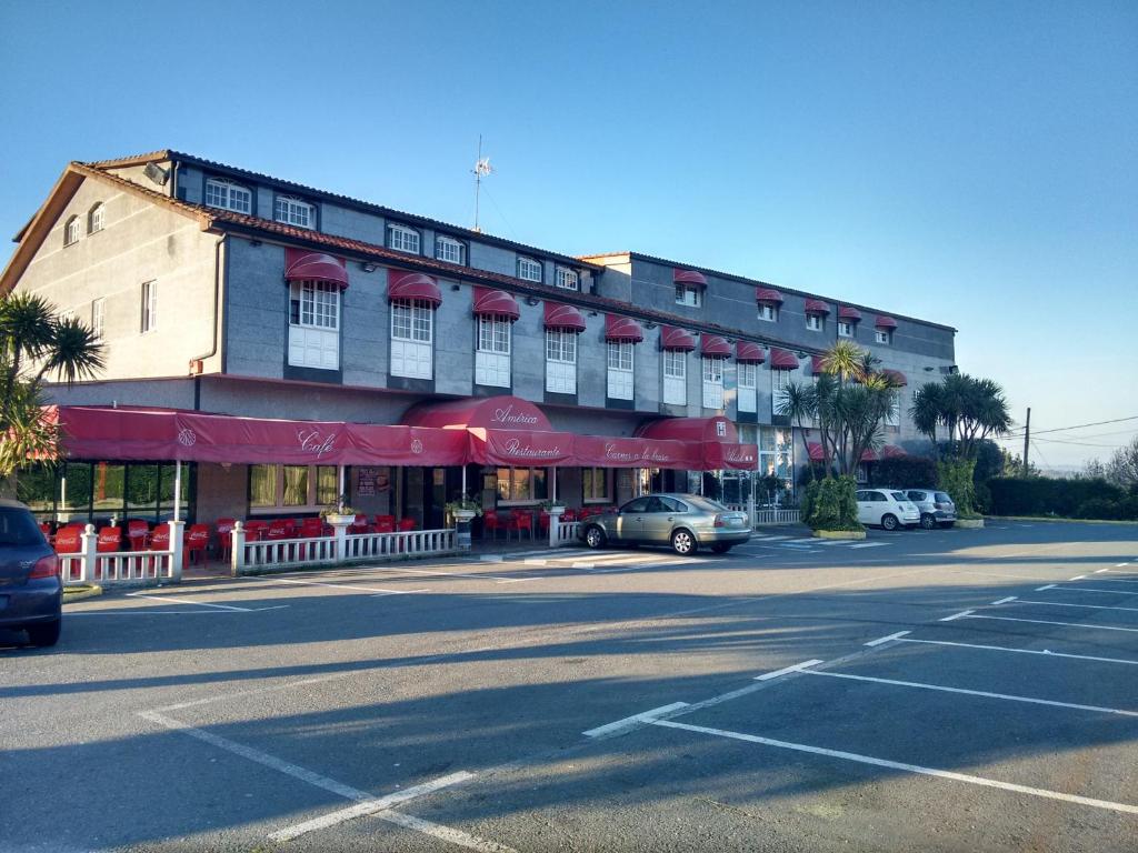 With easy access to the AP53 Motorway, this hotel is 20 minutes’ drive from Santiago de Compostela. It offers rooms with free WiFi and satellite TV.