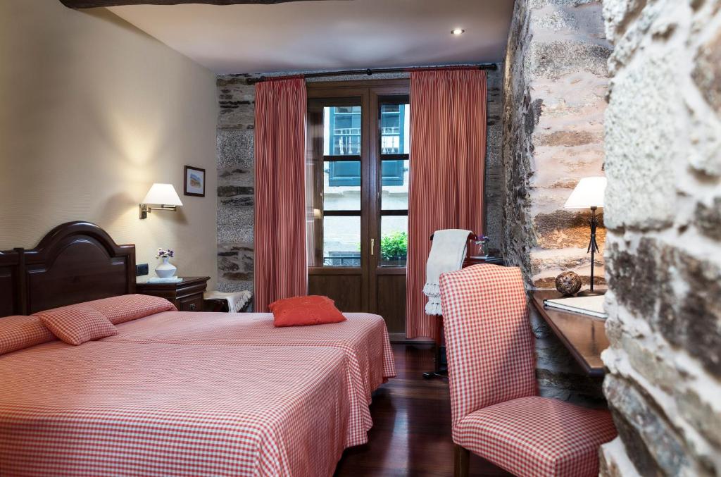 Hotel Rua Villar is situated in the historic centre of Santiago de Compostela, just 15 metres from the cathedral.