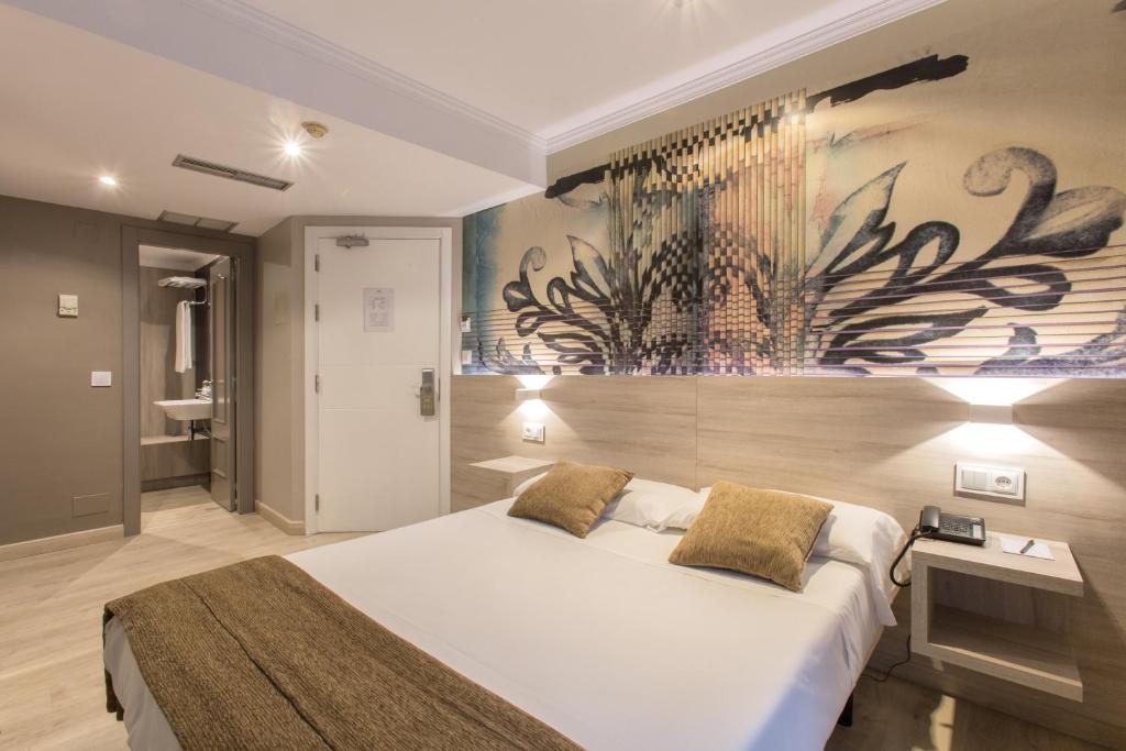 Hotel Alda San Carlos is located 300 metres from the historic centre of Santiago de Compostela, 7 minutes’ walk from Obradoiro Square and the cathedral,...