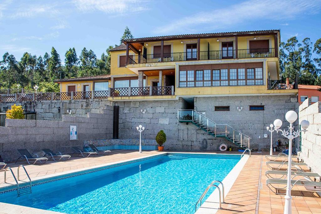 Located in Padrón, 30 km from Santiago de Compostela Cathedral, TERRA de Lestrove - Quality Rooms provides accommodation with a seasonal outdoor swimming...