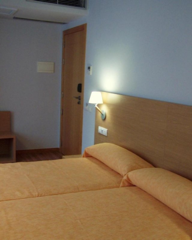 Hotel Windsor is located in central Santiago de Compostela, 10 minutes’ walk from Santiago Cathedral.