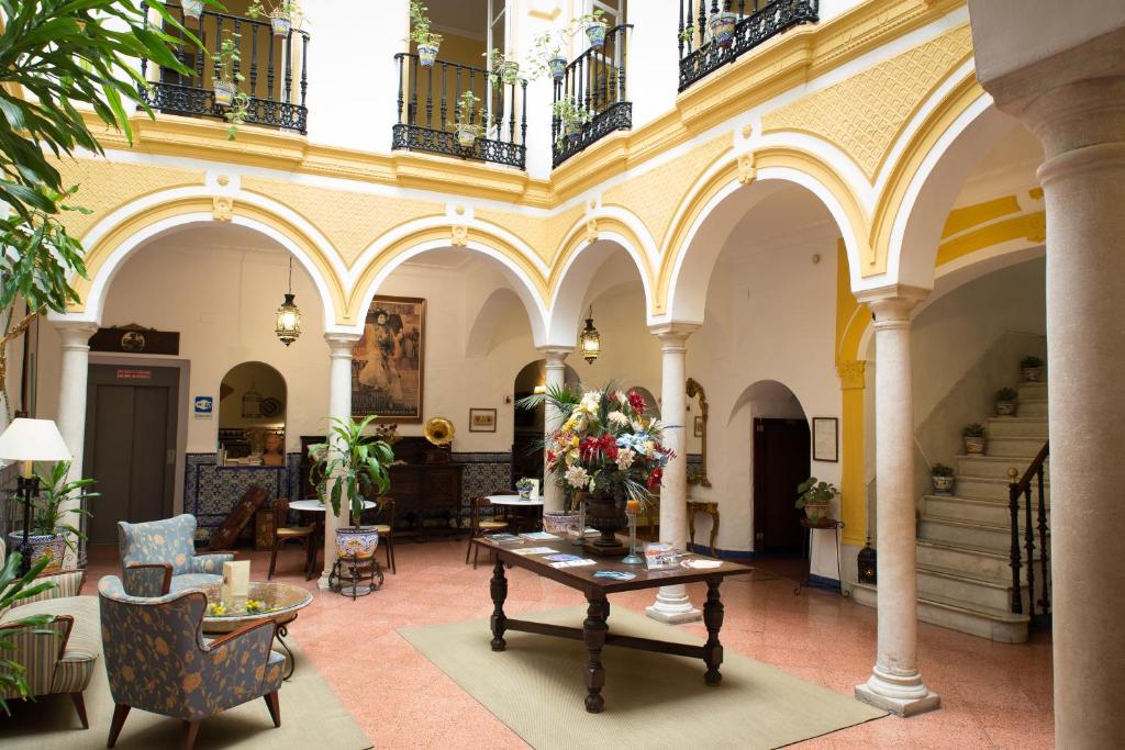 Maison typique de Séville datant du 18ème siècle, ce charmant hôtel propose un hébergement confortable en plein cœur de la ville.