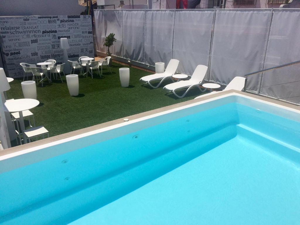 O Hotel AACR fica a cerca de 15 minutos a pé dos principais marcos da cidade, incluindo a Catedral de Alcázar e a Torre del Oro.