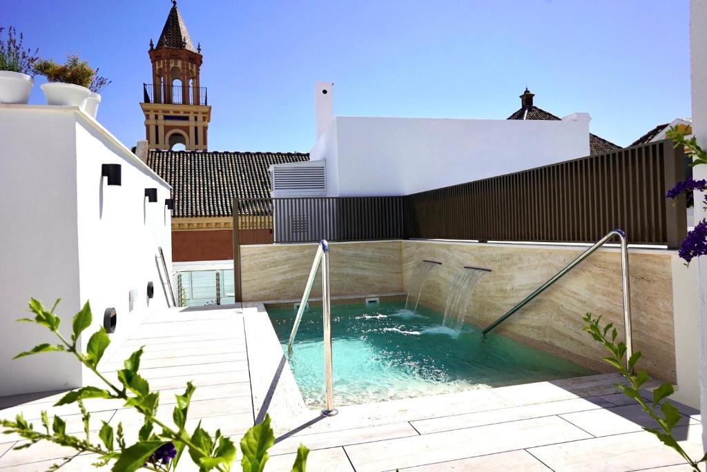 Located just 150 metres from Seville Cathedral, in the Santa Cruz District, this hotel’s roof terrace offers views of the Giralda Bell Tower.