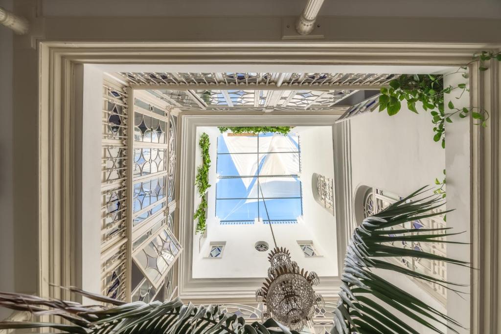Situato nel centro di Siviglia, a meno di 50 metri dalla Cattedrale di Siviglia, l'Hotel Boutique Casa de Colón offre la connessione Wi-Fi gratuita in tutte le aree. Questo hotel offre una terrazza con vista.