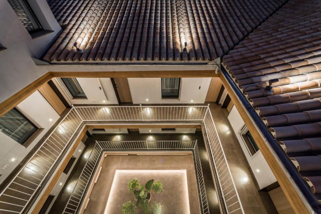 Intelier Casa de Indias is located in Seville, 1.5 km from Triana-Isabel II Bridge, and has a concierge service, hypoallergenic rooms, an outdoor pool, a...