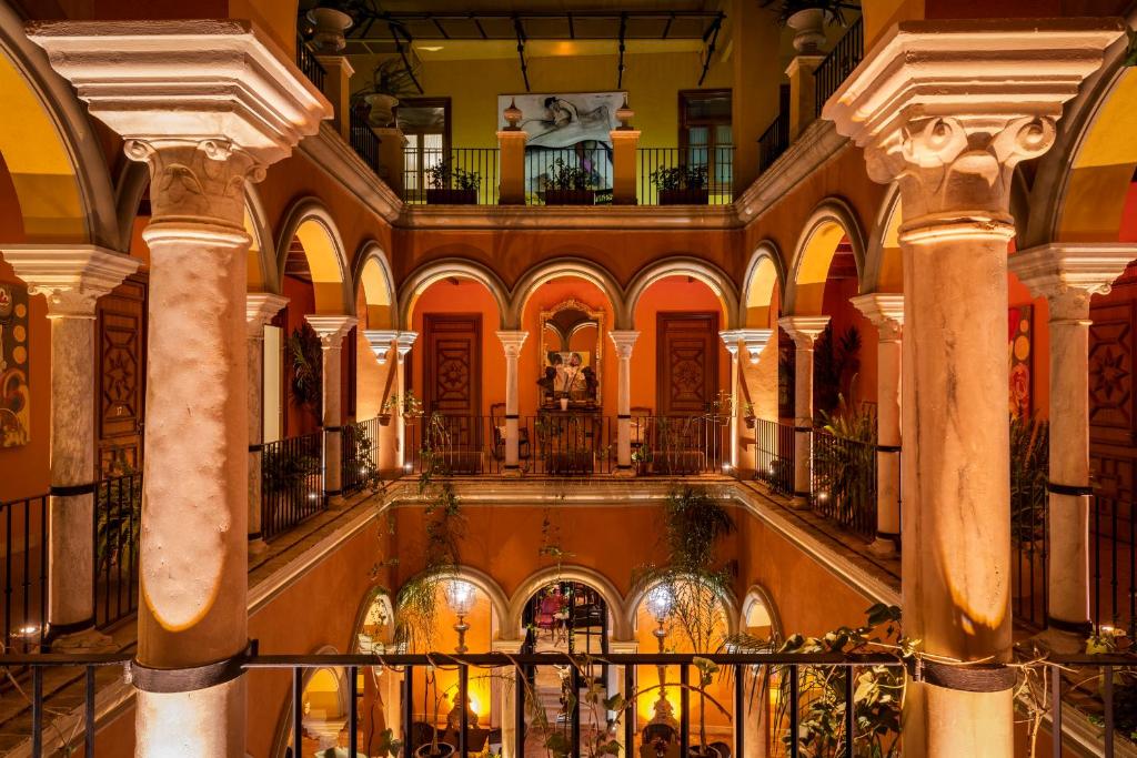 Situé dans le centre historique de Séville, l'Hotel Casa Del Poeta se trouve à 250 mètres de la cathédrale de Séville et de sa célèbre Tour Giralda.