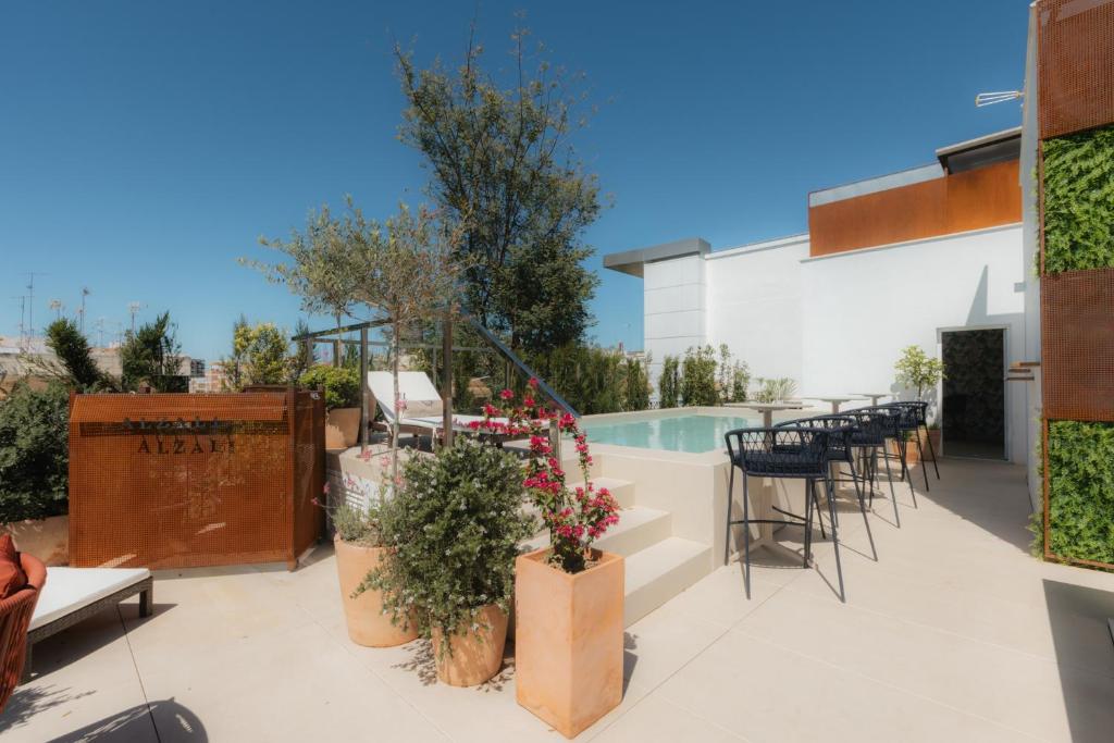 Das Cavalta Boutique Hotel GL begrüßt Sie in Sevilla, weniger als 1 km von der Triana Bridge - Isabel II Bridge entfernt und bietet Unterkünfte mit einem Außenpool,...