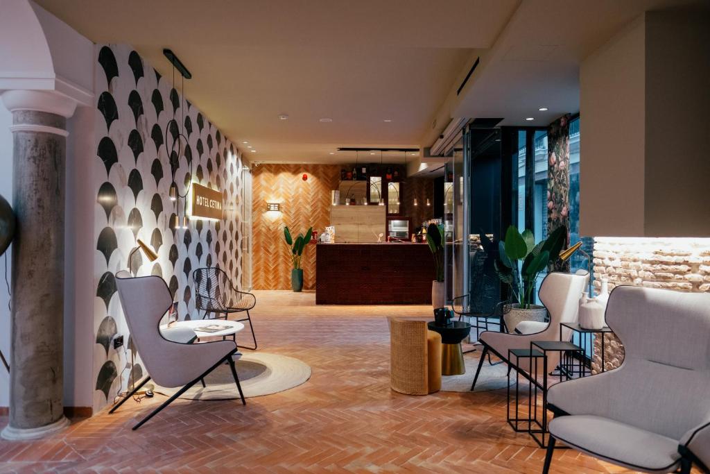 L'Hotel Cetina Sevilla vanta un giardino, un salone in comune, una terrazza e un bar a Siviglia. Questo hotel a 4 stelle offre un servizio di concierge e un banco escursioni.