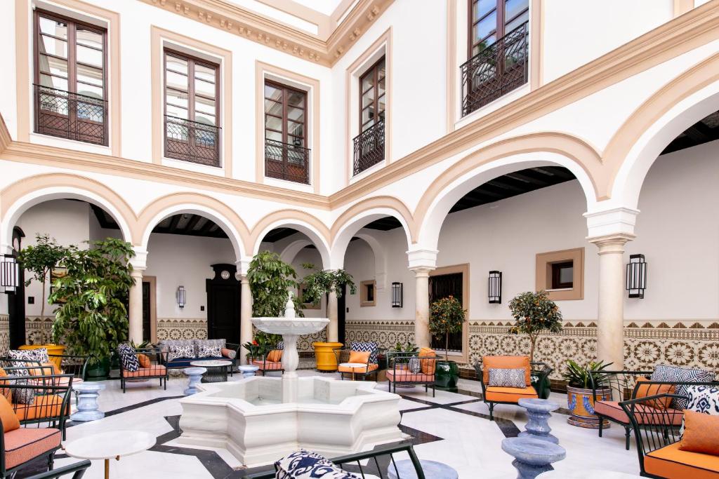 Hotel Casa Palacio Don Ramón cuenta con piscina al aire libre, salón compartido, restaurante y bar en Sevilla.