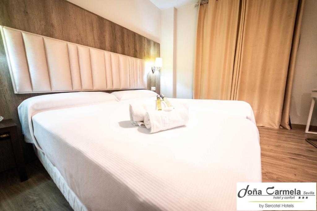 Located in Seville, 6.6 km from Maria Luisa Park, Hotel Sercotel Doña Carmela provides accommodation with a shared lounge, private parking, a terrace and a...