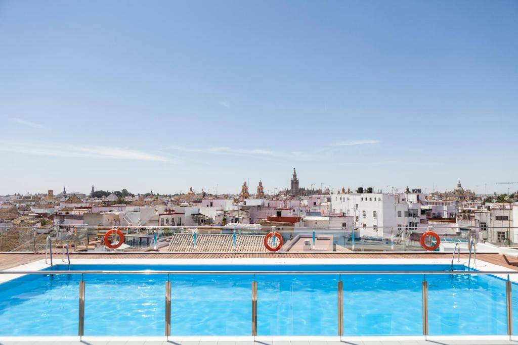 L'Hotel Don Paco sorge nel centro di Siviglia, a 10 minuti a piedi dalla cattedrale e dalla Torre Giralda.