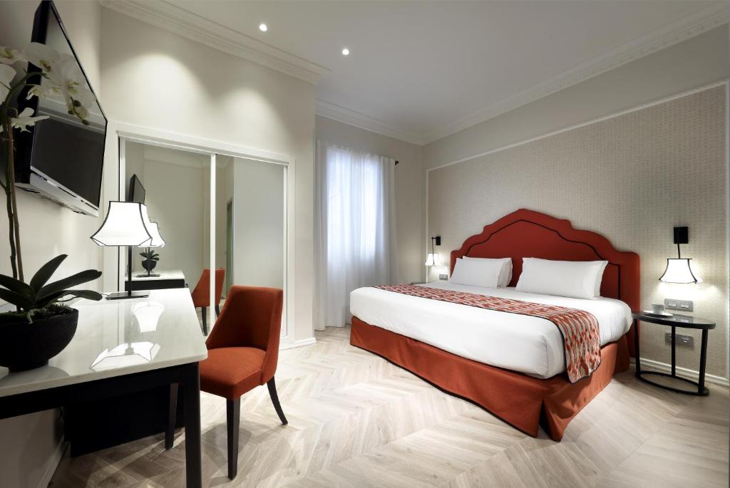 Set around 3 traditional Andalusian-style courtyards, the Eurostars Regina is just 15-minute walk from Seville’s Cathedral and Giralda Tower.