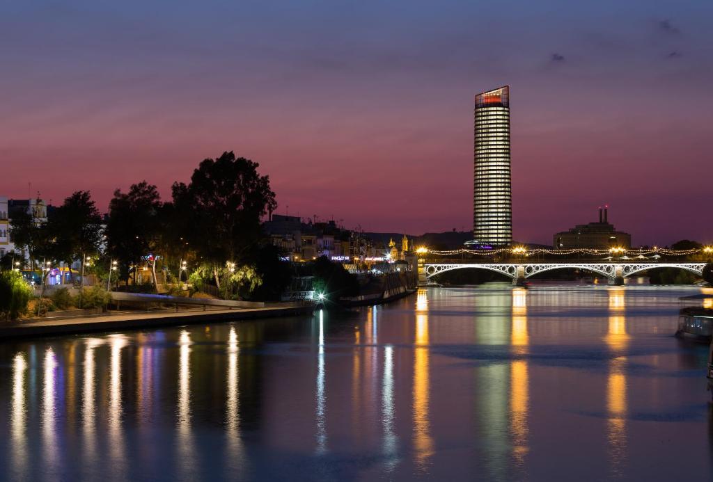 Situé à 700 mètres de la Plaza de Armas, Eurostars Torre Sevilla est situé dans les 13 derniers étages de ce gratte-ciel, le plus haut bâtiment en Andalousie.