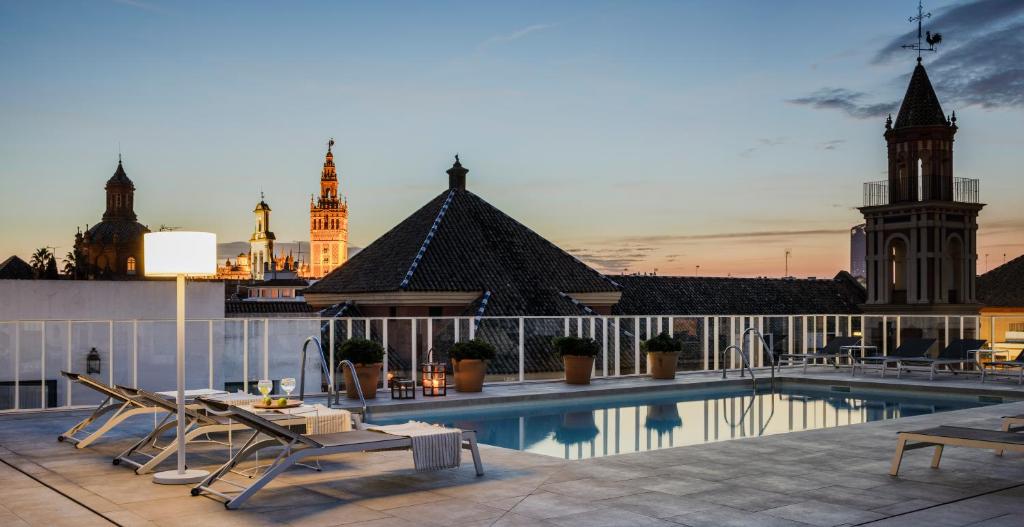 Hotel Fernando III ist im historischen Viertel Santa Cruz von Sevilla. Freuen Sie sich auf kostenfreies WLAN, eine Dachterrasse mit Stadtblick und einen saisonalen Pool.