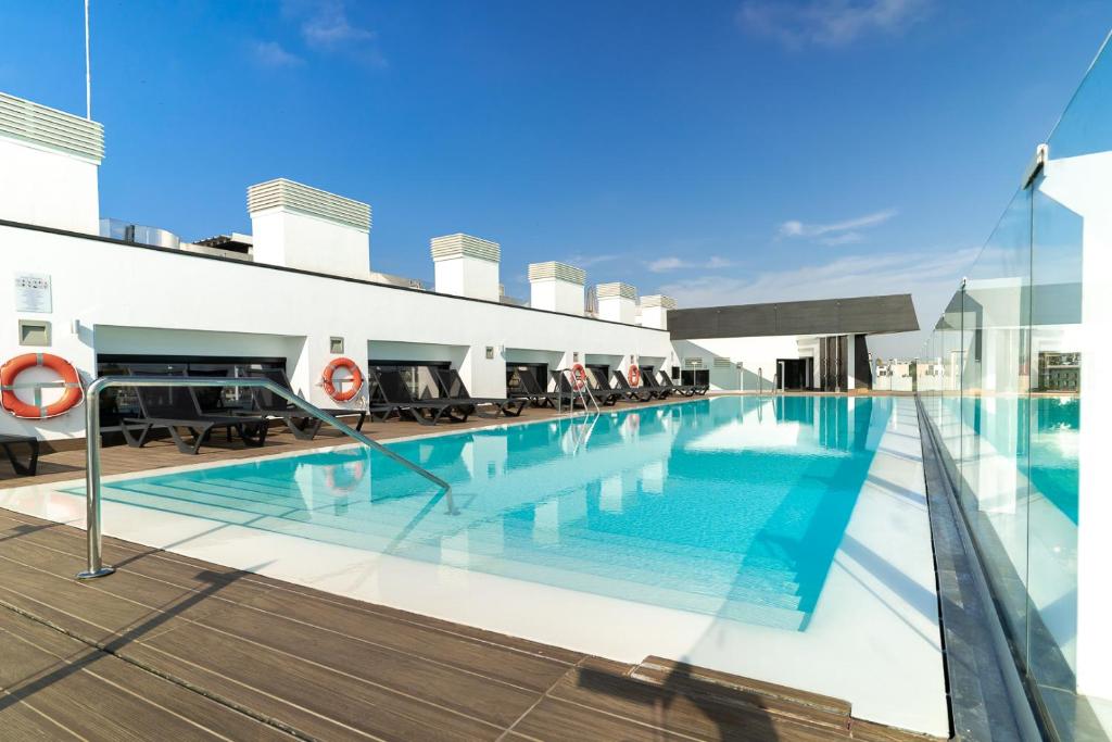 Situado en Sevilla, a 1,2 km de Maria Luisa Park, Hotel Giralda El centro ofrece alojamiento con centro de fitness, aparcamiento privado, salón compartido y...