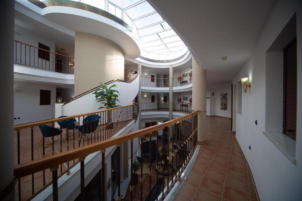 Featuring 2-star accommodation, HOTEL HACIENDA SANTA BARBARA is set in Castilleja de la Cuesta, 7.3 km from Triana Bridge - Isabel II Bridge and 7.
