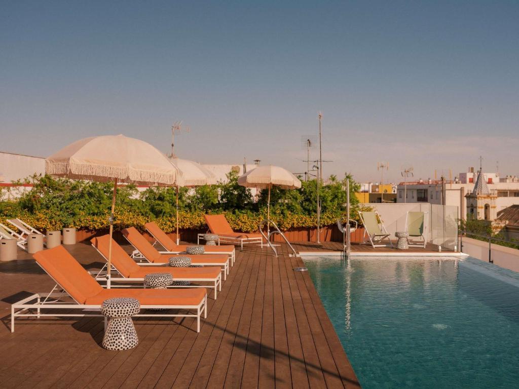 Located in Seville, 1 km from Santa María La Blanca Church, Ibis Styles Sevilla City Santa Justa provides accommodation with an outdoor swimming pool,...