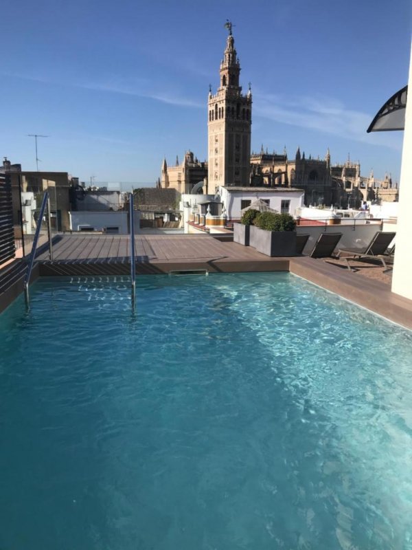 Attractively located in Seville, Joya del Casco Boutique Hotel by Shiadu features air-conditioned rooms, an outdoor swimming pool, free WiFi and a bar.
