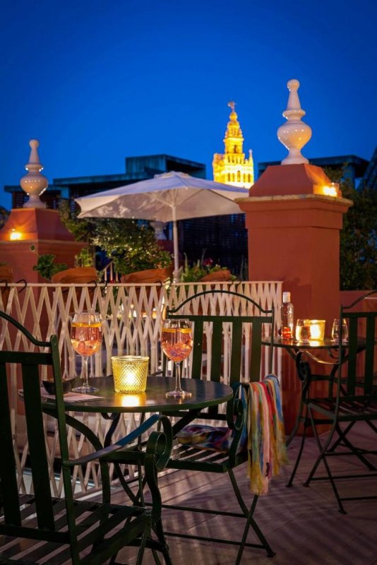 Com acesso Wi-Fi gratuito, o Las Casas de El Arenal está localizado em Sevilha, a 290 metros da Catedral. Este hotel apresenta uma decoração clássica e um bar no local.