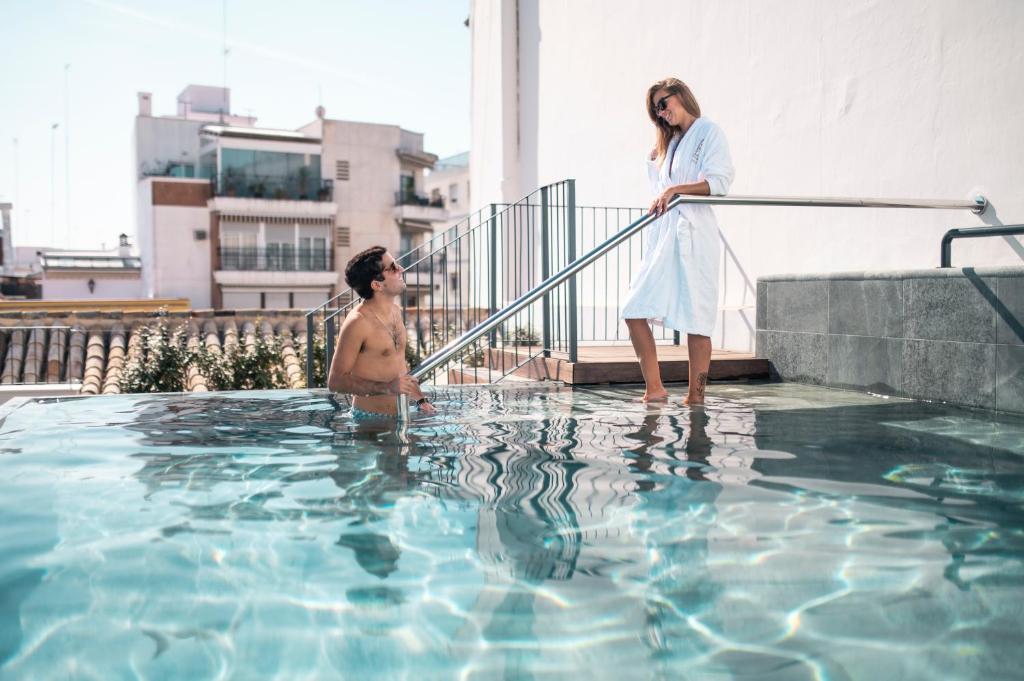 Doté d'une piscine extérieure de saison, d'une terrasse ainsi que d'un bar, l'hôtel Legado Magdalena est situé dans le centre de Séville, à 600 mètres de...