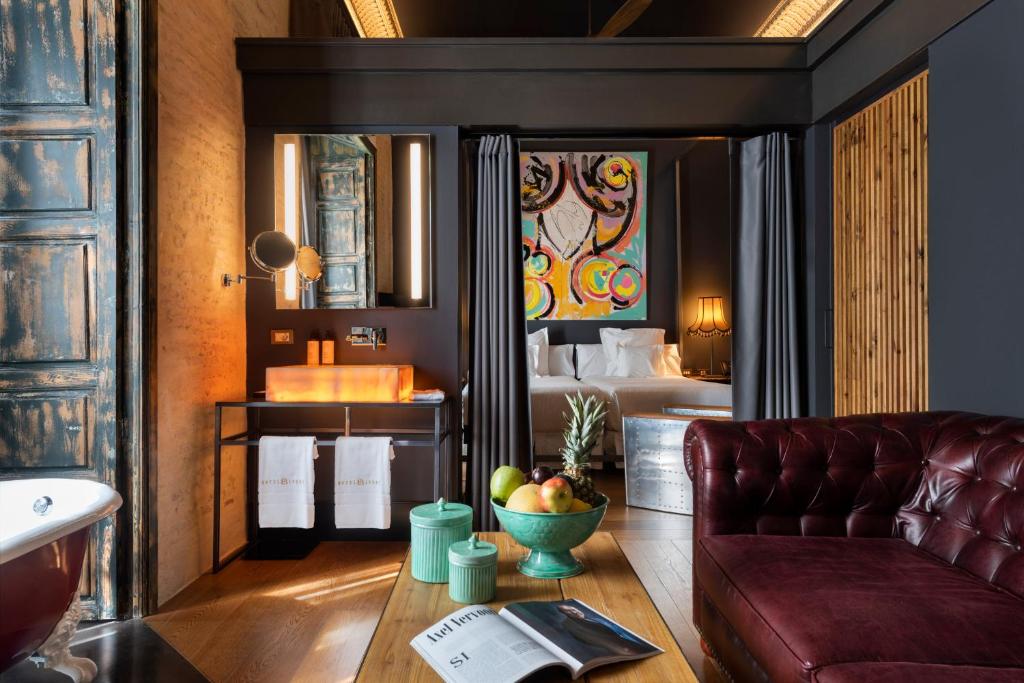 Five star hotel located right in the historic center of Seville, in a privileged area of the city.