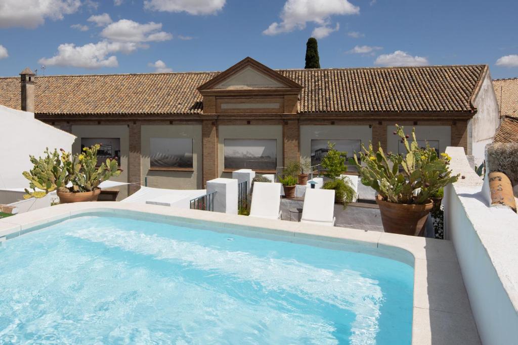 Idealmente situado en Sevilla, MDD4 Health Experience Hotel - Adultos Ofrece habitaciones con aire acondicionado, piscina al aire libre, conexión WiFi gratuita y...