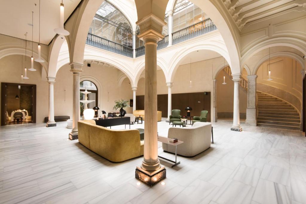 Set in Seville in the Andalucía Region, 1.1 km from Plaza de Armas, Hotel Mercer Sevilla boasts an outdoor pool and sun terrace.