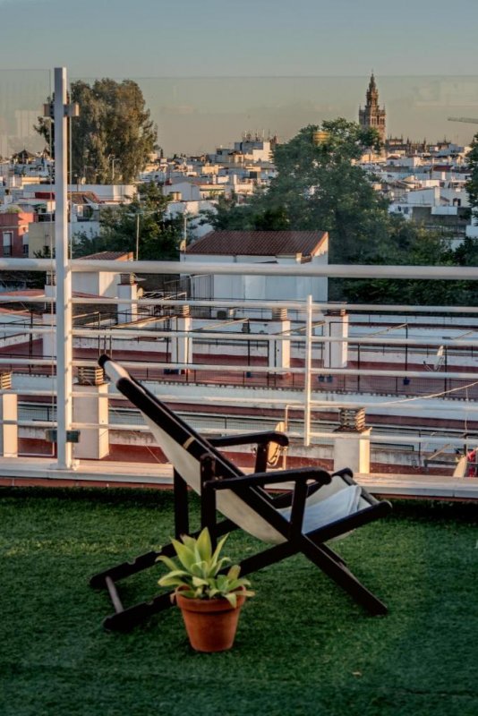 Das Hotel Plaza Santa Lucía erwartet Sie mit einer Dachterrasse mit Blick auf das historische Zentrum im Zentrum von Sevilla, etwa 500 m vom...
