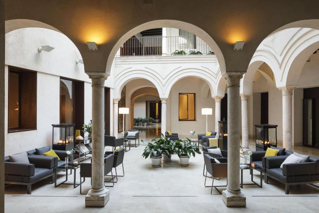 Das Hotel Posada del Lucero befindet sich in einem national gelisteten Monument aus dem 16. Jahrhundert in Sevillas Altstadt.
