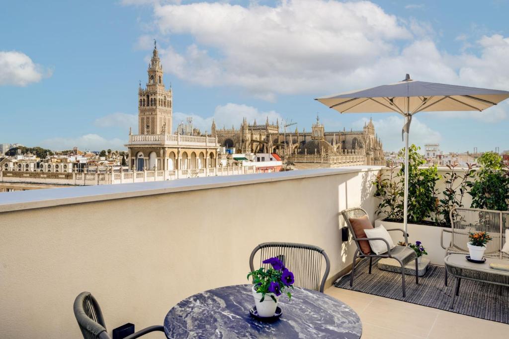 Conveniently located in Seville, Querencia de Sevilla, Autograph Collection offers air-conditioned rooms, a fitness centre, free WiFi and a terrace.