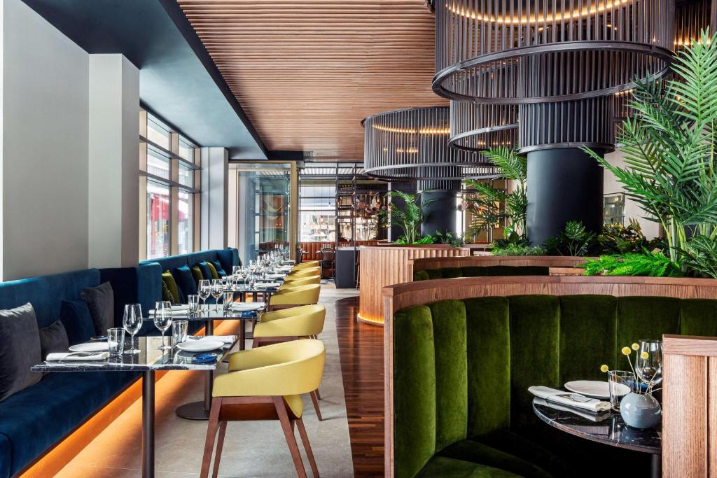 Das Radisson Collection Hotel, Magdalena Plaza Sevilla verfügt über einen saisonalen Außenpool, ein Fitnesscenter, eine Terrasse und ein Restaurant in Sevilla.