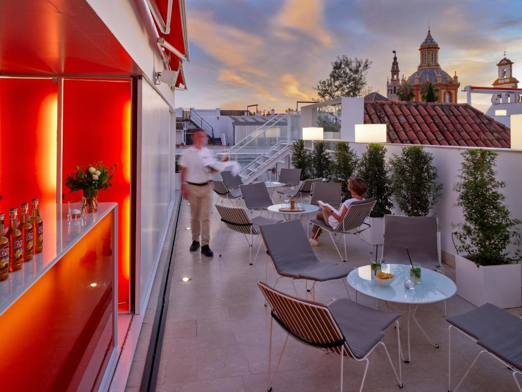 Hôtel Rey Alfonso X est situé dans le centre historique de Séville, à quelques pas de la Giralda et du quartier de Santa Cruz.