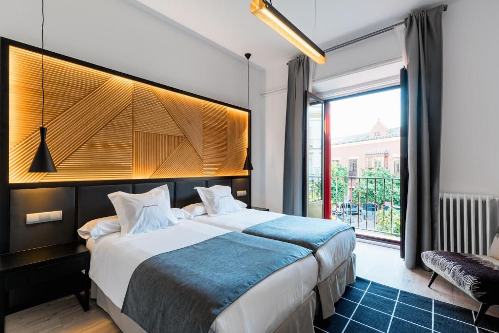 Set 10 minutes’ walk from Seville Cathedral, Hotel Sevilla features a typical Andalusian courtyard.