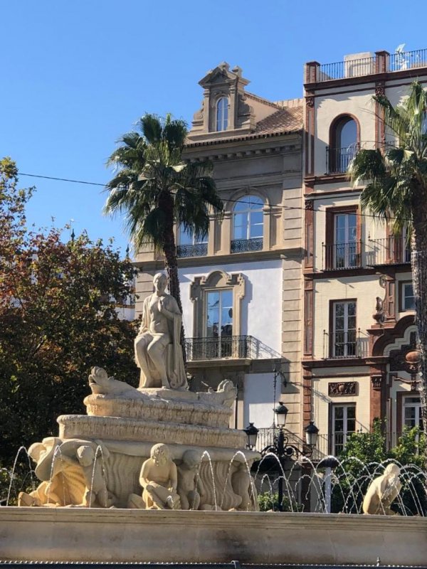 Situato nel centro di Siviglia, a 1,1 km dal Ponte di Triana - Isabel II, l'Hotel Tayko Sevilla offre una terrazza, un ristorante e un bar.
