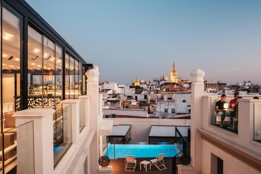 Situated in Seville, less than 1 km from La Giralda and Sevilla Cathedral, Hotel Unuk features accommodation with a fitness centre, private parking, a...