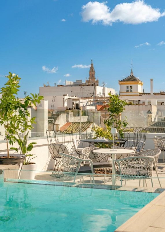 Vincci Molviedro features an outdoor swimming pool, terrace, a restaurant and bar in Seville.