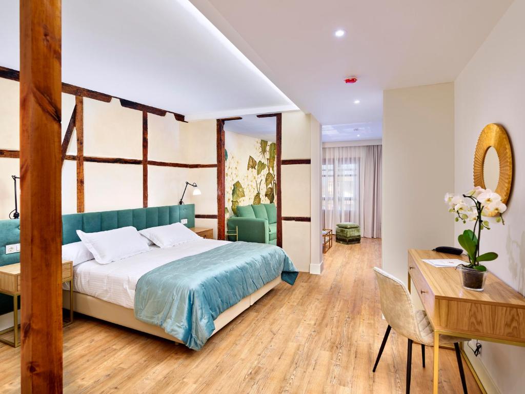 Situato in un edificio storico nella piazza di Zocodover, l'Hotel Boutique Adolfo offre la connessione WiFi gratuita, servizi di concierge e un banco escursioni.