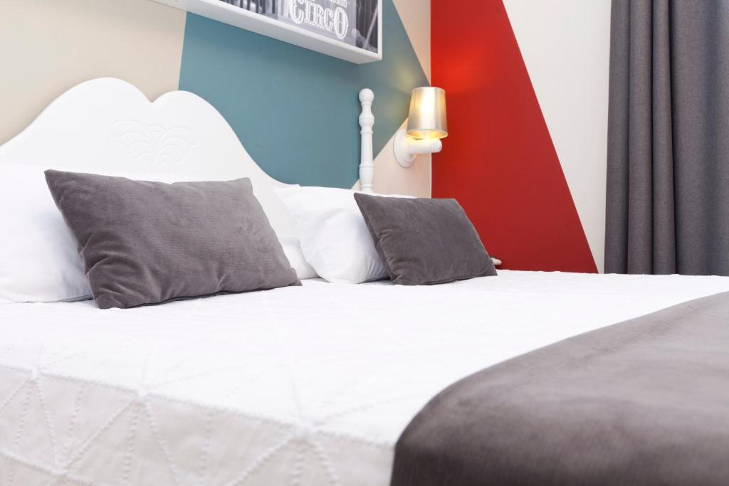 Hotel Carlos V is located next to the Alcázar Fortress and Toledo’s famous Cathedral.