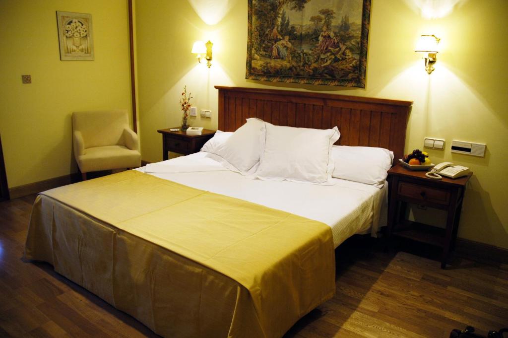 L'Hotel Casona de la Reyna sorge in un edificio storico situato tra l'antico centro di Toledo e la tranquilla zona naturale intorno al fiume Tajo.