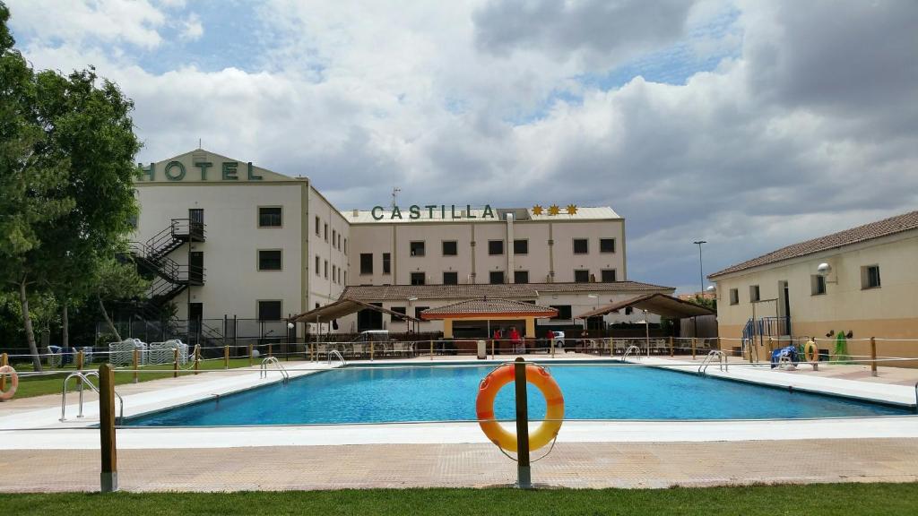 Located in Torrijos, 20 minutes’ drive from Toledo, Hotel Castilla offers a cafeteria and restaurant.