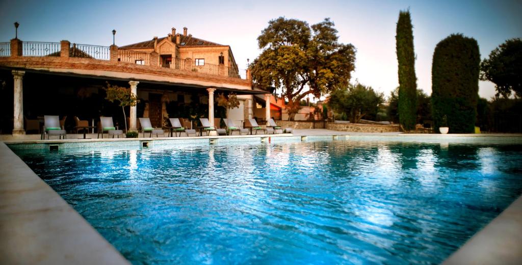 Situated in Toledo, 18 km from Puy du Fou España, Hotel Cigarral Santa María features accommodation with an outdoor swimming pool, free private parking, a...