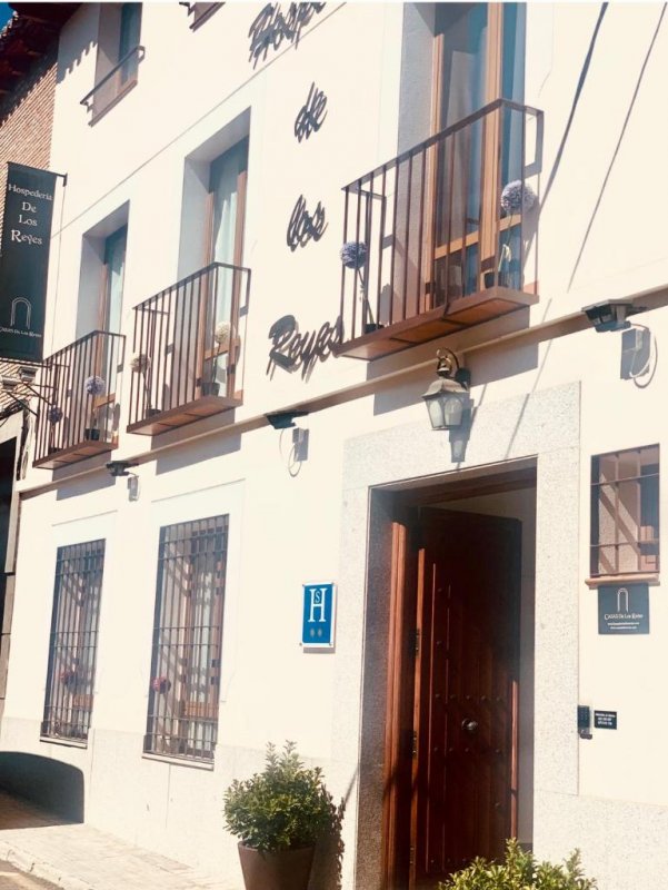 Alda Hospedería De Los Reyes is located just 250 metres from Toledo’s impressive 10th-century Puerta Bisagra Gate.