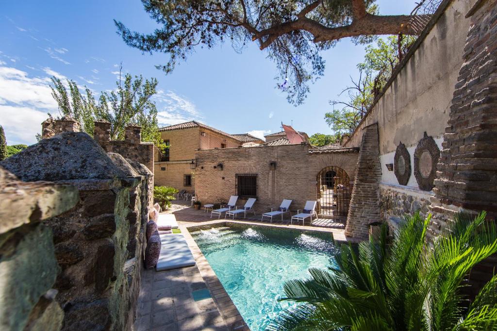 This charming hotel, whose garden area is surrounded by an original 11th-Century Arab wall, rests a few metres from the escalator that leads to the city...