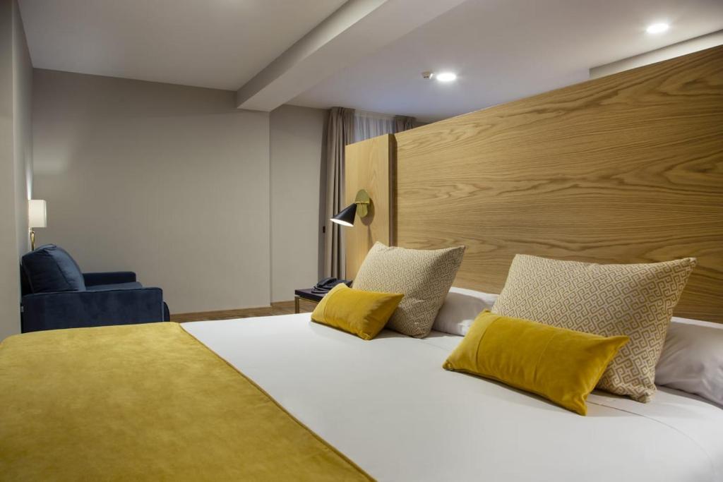 Hotel Zentral Mayoral, located just in front of the bus terminal, 200 metres from Puerta de Bisagra and a 2-minute walk from the escalators to Zocodover...