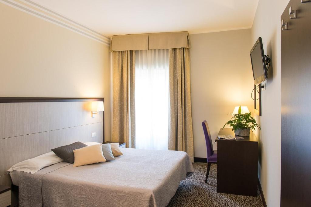 Hotel Alpi Il resort dista 10 minuti a piedi dal famoso Museo Egizio di Torino e dalla Mole Antonelliana, simbolo della città.