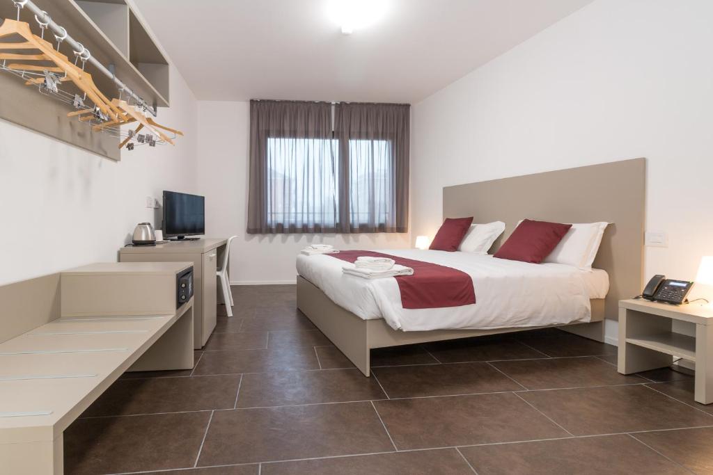 In Turin, 3,9 km vom Bahnhof Porta Susa entfernt, bietet das Hotel Cascina Fossata & Residence Unterkünfte mit einem Garten, kostenfreie Privatparkplätze,...